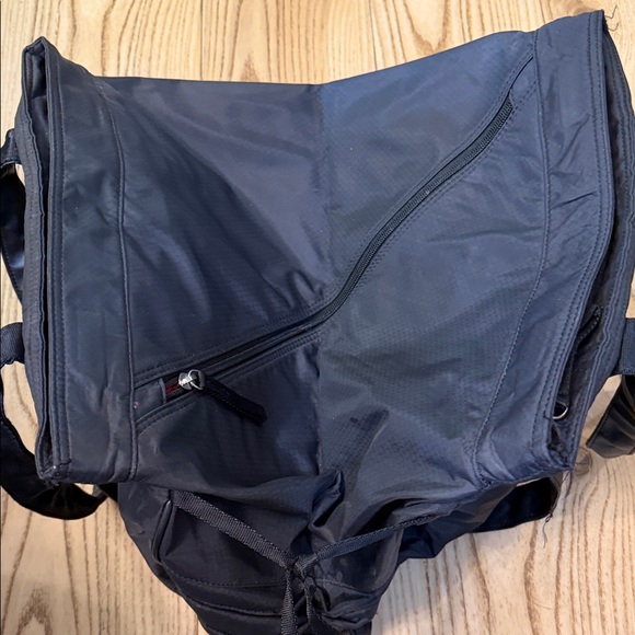 Nike Black gym tote bag. Expandable sides black with red swoosh - Picture 5 of 10